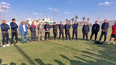 رئيس المقاولون العرب يحفز لاعبي الفريق قبل مباراة الأهلي