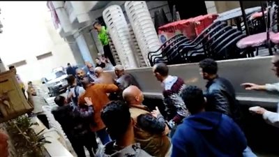 تصاعد الأزمة.. محضر ضد رئيس حي العجمي بعد اشتباكات خلال غلق سنتر تعليمي في الإسكندرية