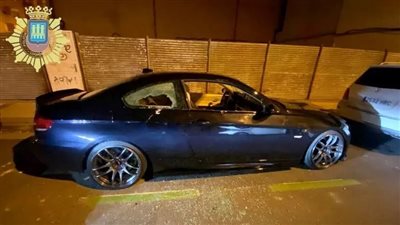 أب يحطم سيارة ابنه الـBMW لمنعه من القيادة تحت تأثير الكحول