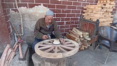 قصة كفاح أقدم صانع حنطور ببني سويف: شغلي ظهر في السينما والأجانب كانوا عايزين ياخدوني إيطاليا|فيديو