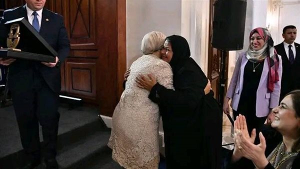 نجاة تحتضن السيدة