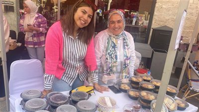 لتتخلص من وحدتها وتصبح اجتماعية.. خمسينية تطهو أشهى المأكولات وتبيعها مع ابنتها: الشغل مش عيب