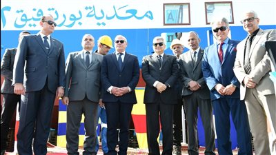 خلال زيارته لترسانة بورسعيد البحرية..‏ ربيع يشهد رفع العلم على قاطرتين وتدشين معديتين| صور 