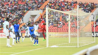 الهلال السوداني يهزم القطن بثنائية ويتصدر مجموعة الأهلي بدوري الأبطال