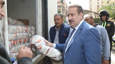 محافظ المنوفية يتفقد سيارات السلع الغذائية.. ويؤكد: تجهيز 124 منفذا ثابتا تزامنا مع حلول رمضان