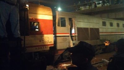 فريق من النيابة العامة بالقليوبية يعاين موقع حادث خروج قطار قليوب عن مساره