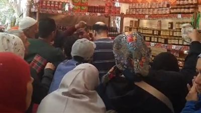 أسعار التمور أقل من 20 جنيها.. زحام شديد على معرض الزراعة لشراء السلع الغذائية قبل رمضان | بث مباشر