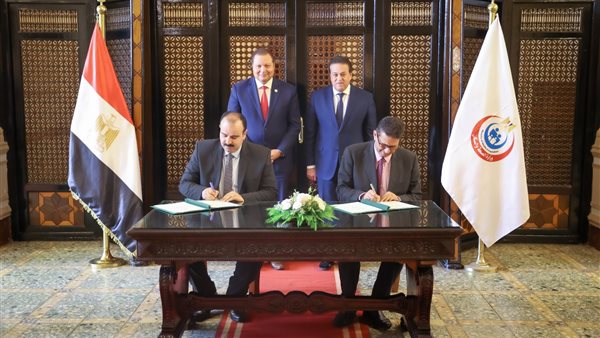 جانب من توقيع البروتوكول