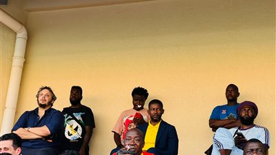 إيمانويل أديبايور يحضر مباراة بيراميدز وأسكو كارا بـ الكونفدرالية | صور 