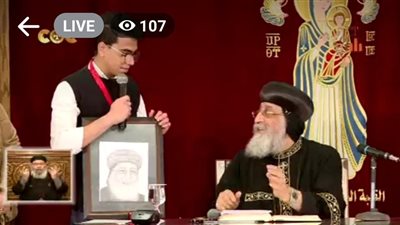 البابا تواضروس يكرم طالبًا حصل على المركز الأول في مسابقة نظمتها السفارة الهندية بمصر