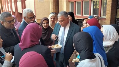 نائب رئيس جامعة الأزهر يتفقد المدينة الجامعية للطالبات