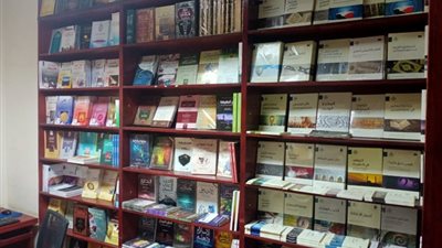 القبض على صاحبة دار نشر توزع الكتب دون تفويض من أصحابها بالقاهرة