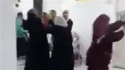 وصول والد المتهمين بالتعدي على ممرضات قويسنا للمحكمة 