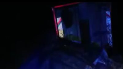 مصرع وإصابة 5 أشخاص إثر تصادم سيارتي نقل على طريق الواحات | صور