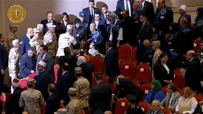 وزير الدفاع يصافح أهالي الشهداء في فعاليات الندوة التثقيفية الـ37 للقوات المسلحة 