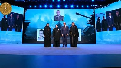 الرئيس السيسي يلتقط صورة تذكارية مع أمهات شهداء مثلث القيادة