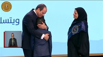 والده استشهد في سيناء ووالدته تُوفيت بالحج.. طفل يبكي الحضور برسالة مؤثرة في يوم الشهيد