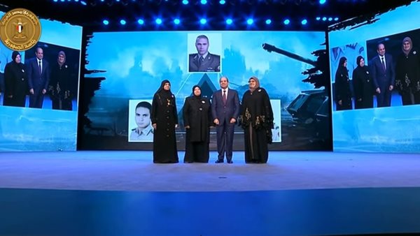 السيسي يلتقط صورة