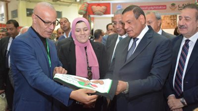 وزيرا التنمية المحلية والبيئة يفتتحان جناح أيادي مصر بمعرض القاهرة الدولي بمدينة نصر 