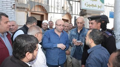 محافظ بني سويف يلتقي عددا من المواطنين ويستمع لمطالبهم عقب أداء صلاة الجمعة 