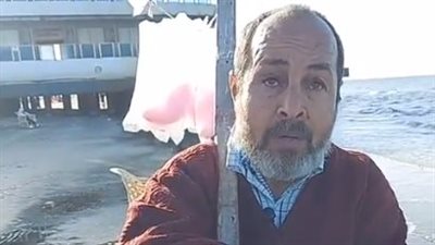 ماشي بنور الله.. كفيف يبيع غزل البنات بشاطئ بورسعيد: بسعى عشان أصرف على عيالي بالحلال | بث مباشر