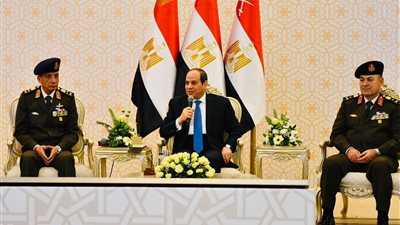 الرئيس السيسي يجتمع بقادة القوات المسلحة عقب صلاة الجمعة في مسجد المشير طنطاوي