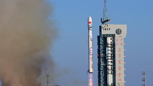 الصين تطلق قمرين