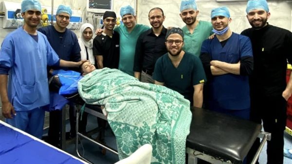 الطاقم الطبي مع الطفل