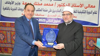 السفير الكويتي يهدي وزير الأوقاف درع المشروعات الخيرية تقديرًا للجهود الدعوية والمجتمعية