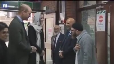 أميرة ويلز تزور مركزا إسلاميا مرتدية الحجاب.. والمدير يحييها بالإشارة بدلا من المصافحة