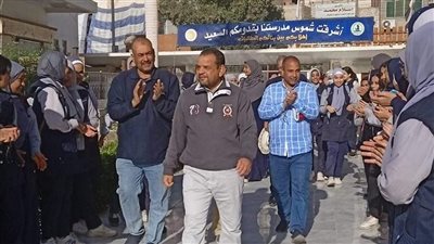 رد الجميل.. ممر شرفي لمعلم لبلوغه سن المعاش في قنا