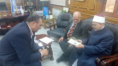 رئيس جامعة الأزهر يشيد بمركز تحقيق النصوص ويوجه بزيادة إنتاجه ليشمل مختلف التخصصات