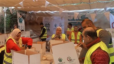 صناع الخير تبدأ تنفيذ مبادرة كتف بكتف لتأمين الاحتياجات الغذائية للأسر الأولى بالرعاية | صور