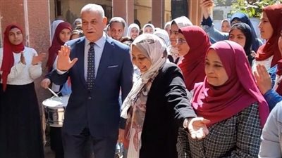 طالبات مدرسة القوصية الثانوية التجارية بأسيوط ينظمن ممرا شرفيا للمدير والمدرسين