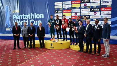 وزير الرياضة يكرم الفائزين بكأس العالم للخماسي الحديث بالجامعة الأمريكية