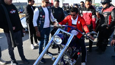 وزير الرياضة يشارك في جولة بالسيارات الرياضية بمدينة الجلالة