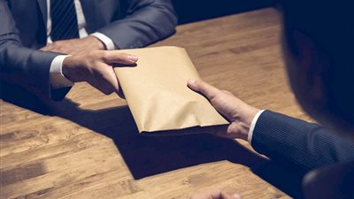 إحالة مسؤولين بالجمارك للمحاكمة لتلقيهما رشوة من مالك مجموعة تاج الدين للملابس الجاهزة |خاص 