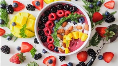 لماذا يعد أكل الفاكهة صحي أكثر من شربها عصير؟.. تعرف على الإجابة