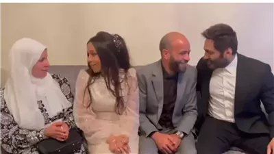 تامر حسني ممازحًا صديقه: لما تاخد أعز أصحابك معاك عشان تخطب.. ويخرجك عن وقارك
