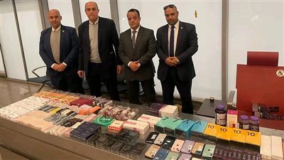 إحباط محاولة تهريب 22 محمولا و277 قطعة مستحضرات تجميل وشيش إلكترونية بمطار القاهرة 