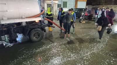 أمطار غزيرة تضرب القليوبية.. والدفع بمعدات لرفع المياه| صور 