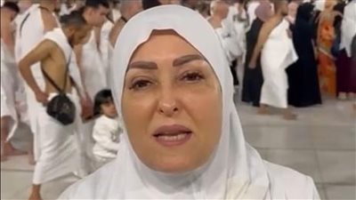 نهال عنبر تشارك جمهورها لقطات خلال أدائها مناسك العمرة: الواحد بيحس براحة وهو قريب من ربنا