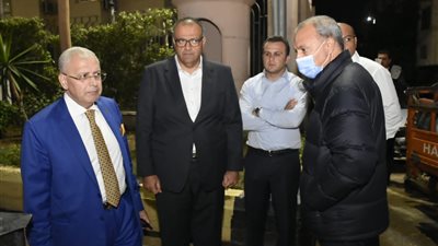 تحذيرات بالابتعاد عن أعمدة الإنارة.. محافظ القليوبية يتابع أعمال رفع مياه الأمطار ببنها 