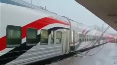 مصدر يكشف حقيقة سقوط كابل كهربائي بمحطة قطارات بنها وسط مياه الأمطار| فيديو