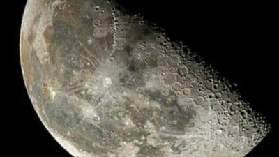 يستمر ظهوره حتى شروق الشمس.. التربيع الأخير للقمر يزين سماء الوطن العربي مساء اليوم