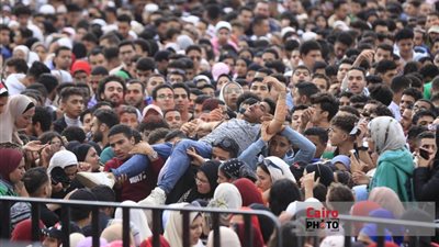 تدافع وإغماءات بين طلاب جامعة عين شمس بحفل الفنان أحمد سعد | صور 