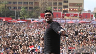 بحضور آلاف الطلاب.. خالد عليش يشارك محمد شاهين في حفل جامعة عين شمس