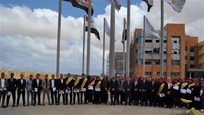 وحدة التضامن بجامعة مطروح تمنح الطلاب من ذوي الهمم أجهزة لاب توب 