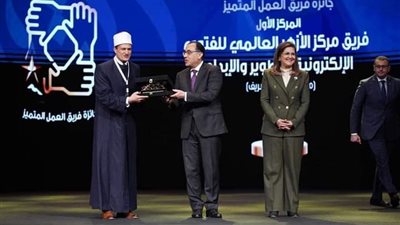 أعضاء مركز الأزهر للفتوى يحصدون المركز الأول في جائزة التميز الحكومي.. وأمين البحوث يهنئهم