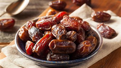 أستاذ باطنة: أفضل شيء لإفطار الصائم تناول المياه ثم التمر.. والأكل بعد صلاة المغرب